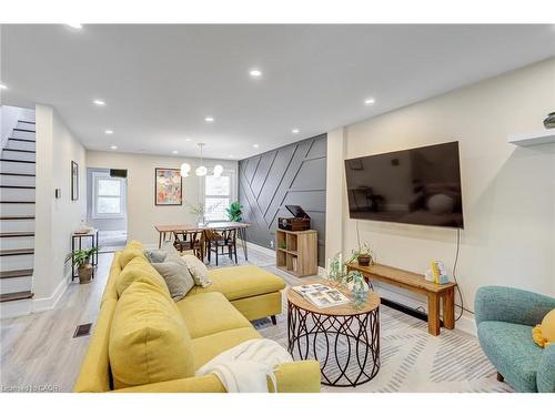 39 East Bend Avenue S, Hamilton, ON - Indoor Photo Showing Living Room