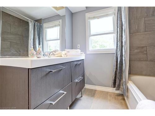 2363 Parkway Drive, Burlington, ON - Indoor Photo Showing Bathroom