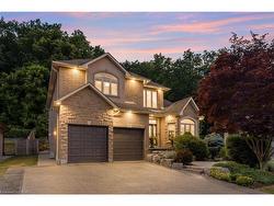 22 Shadeland Crescent  Stoney Creek, ON L8G 4Y1