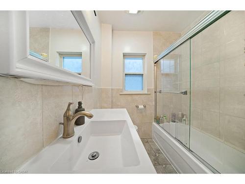 82 Whitney Avenue, Hamilton, ON - Indoor Photo Showing Bathroom
