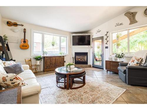 87 East 9Th Street, Hamilton, ON - Indoor Photo Showing Living Room With Fireplace