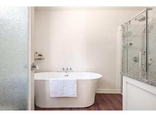 87 East 9Th Street, Hamilton, ON - Indoor Photo Showing Bathroom