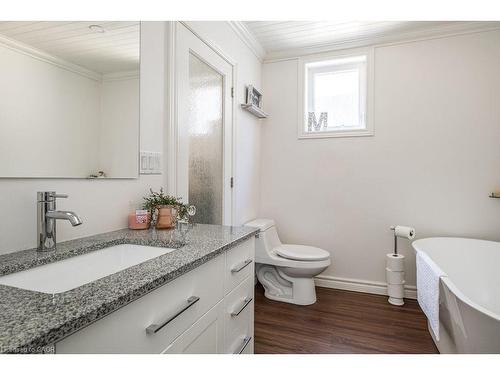 87 East 9Th Street, Hamilton, ON - Indoor Photo Showing Bathroom