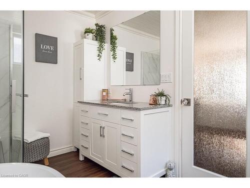 87 East 9Th Street, Hamilton, ON - Indoor Photo Showing Bathroom