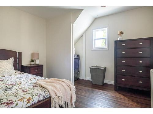 87 East 9Th Street, Hamilton, ON - Indoor Photo Showing Bedroom