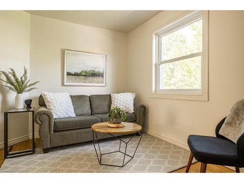87 East 9Th Street, Hamilton, ON - Indoor Photo Showing Living Room