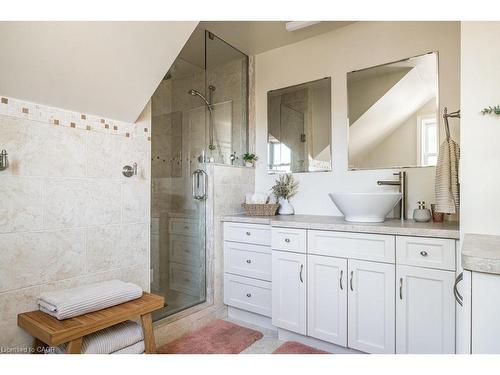 87 East 9Th Street, Hamilton, ON - Indoor Photo Showing Bathroom