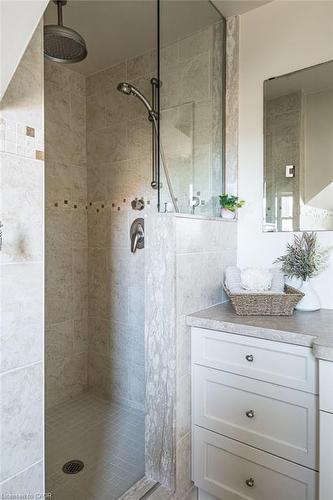 87 East 9Th Street, Hamilton, ON - Indoor Photo Showing Bathroom