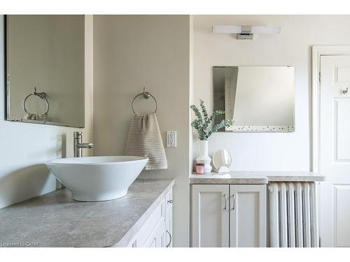 87 East 9Th Street, Hamilton, ON - Indoor Photo Showing Bathroom