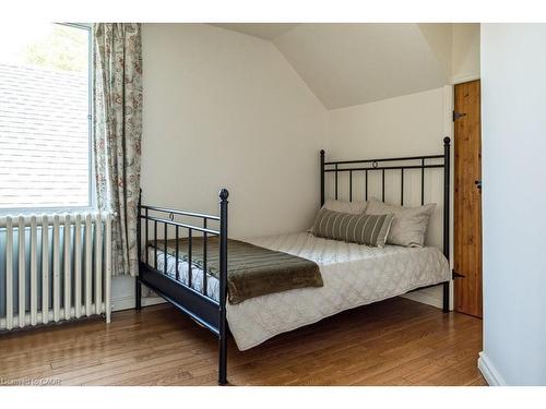 87 East 9Th Street, Hamilton, ON - Indoor Photo Showing Bedroom