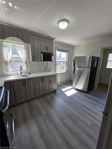 1673 Fairview Road, Cambridge, ON - Indoor Photo Showing Kitchen