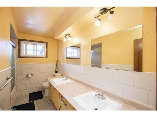 185 Lavina Crescent, Hamilton, ON - Indoor Photo Showing Bathroom