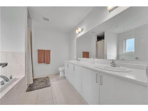 39 Spicer Street, Fergus, ON - Indoor Photo Showing Bathroom