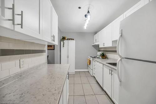 204-6 Niagara Street, Grimsby, ON - Indoor Photo Showing Kitchen