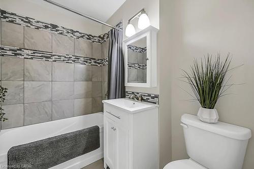 204-6 Niagara Street, Grimsby, ON - Indoor Photo Showing Bathroom