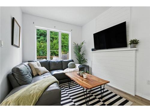 61-21 Diana Avenue, Brantford, ON - Indoor Photo Showing Living Room