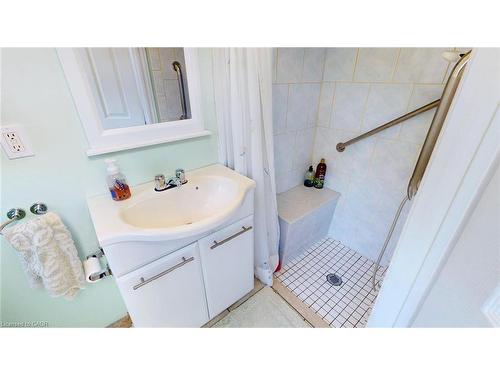 12 Orchard Hill, Hamilton, ON - Indoor Photo Showing Bathroom
