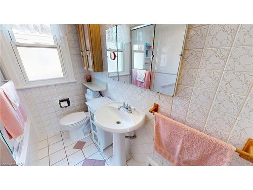 12 Orchard Hill, Hamilton, ON - Indoor Photo Showing Bathroom