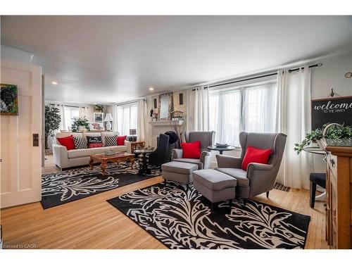 99 Argyle Street N, Caledonia, ON - Indoor Photo Showing Living Room