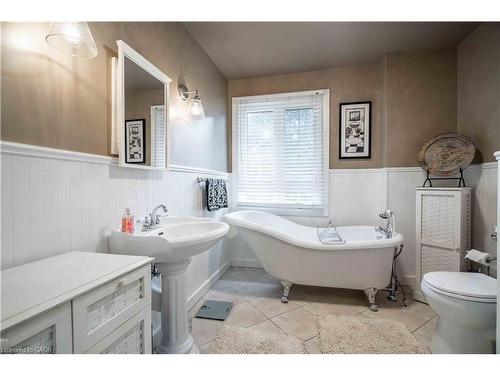 99 Argyle Street N, Caledonia, ON - Indoor Photo Showing Bathroom