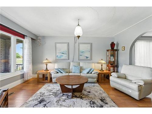 226 Carson Drive, Hamilton, ON - Indoor Photo Showing Living Room