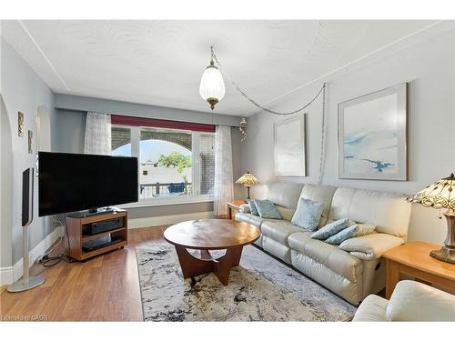 226 Carson Drive, Hamilton, ON - Indoor Photo Showing Living Room