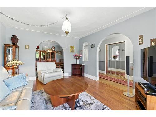 226 Carson Drive, Hamilton, ON - Indoor Photo Showing Living Room