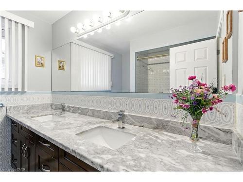 226 Carson Drive, Hamilton, ON - Indoor Photo Showing Bathroom