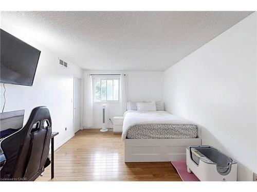 18 Millpond Place, Hamilton, ON - Indoor Photo Showing Bedroom