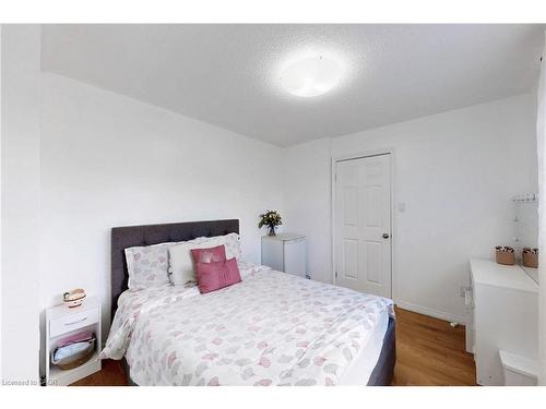 18 Millpond Place, Hamilton, ON - Indoor Photo Showing Bedroom