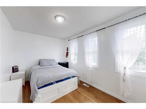 18 Millpond Place, Hamilton, ON - Indoor Photo Showing Bedroom