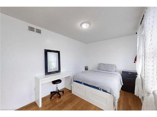 18 Millpond Place, Hamilton, ON - Indoor Photo Showing Bedroom