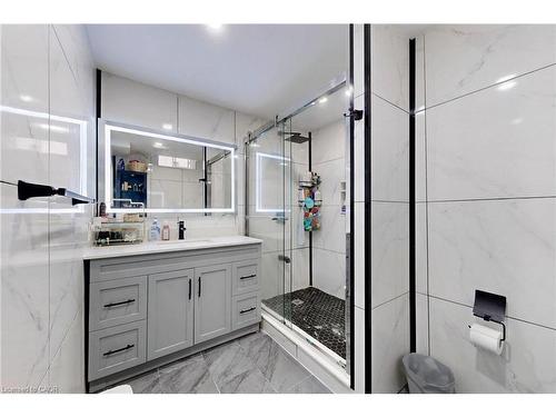 18 Millpond Place, Hamilton, ON - Indoor Photo Showing Bathroom
