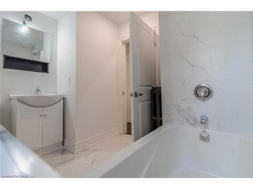 115 Spadina Avenue, Hamilton, ON - Indoor Photo Showing Bathroom