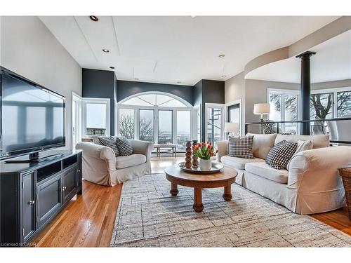91 Mountain Park Avenue, Hamilton, ON - Indoor Photo Showing Living Room