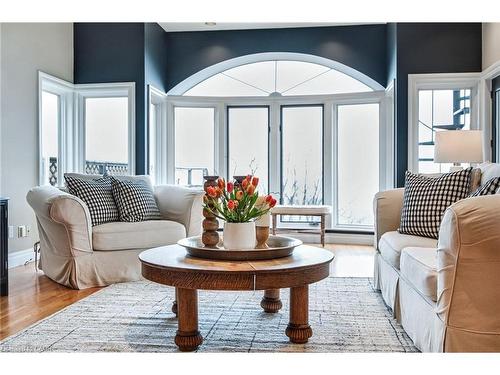 91 Mountain Park Avenue, Hamilton, ON - Indoor Photo Showing Living Room