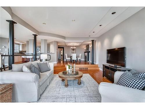 91 Mountain Park Avenue, Hamilton, ON - Indoor Photo Showing Living Room