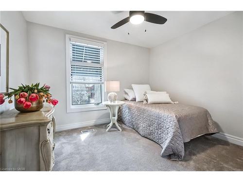 91 Mountain Park Avenue, Hamilton, ON - Indoor Photo Showing Bedroom