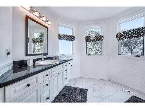 91 Mountain Park Avenue, Hamilton, ON - Indoor Photo Showing Bathroom
