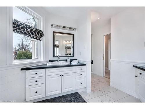 91 Mountain Park Avenue, Hamilton, ON - Indoor Photo Showing Bathroom