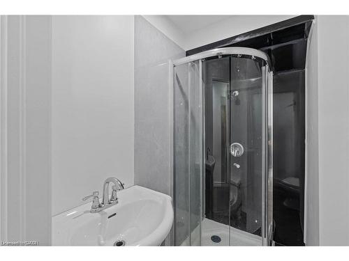 34 Sportsman Hill Street, Kitchener, ON - Indoor Photo Showing Bathroom