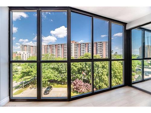 606-1240 Marlborough Court, Oakville, ON - Indoor Photo Showing Other Room