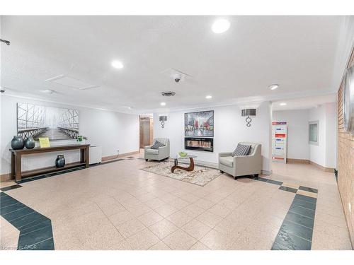 606-1240 Marlborough Court, Oakville, ON - Indoor