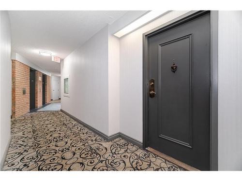 606-1240 Marlborough Court, Oakville, ON - Indoor Photo Showing Other Room