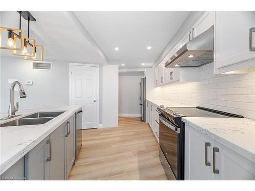606-1240 Marlborough Court, Oakville, ON - Indoor Photo Showing Kitchen With Double Sink With Upgraded Kitchen