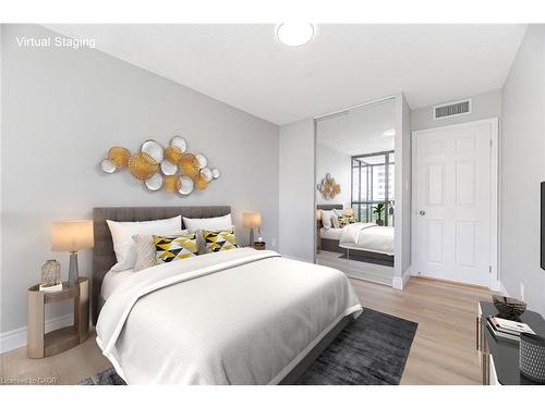 606-1240 Marlborough Court, Oakville, ON - Indoor Photo Showing Bedroom