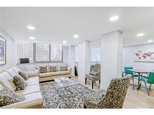 606-1240 Marlborough Court, Oakville, ON - Indoor