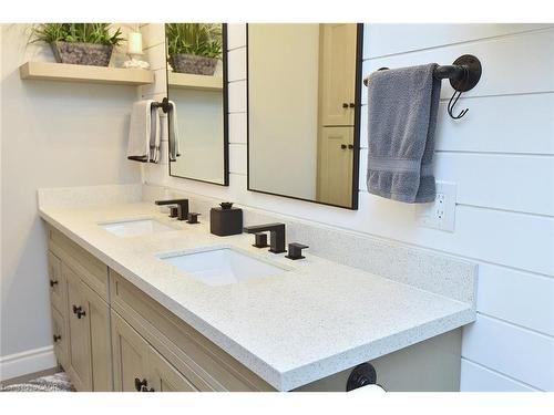 56 Mcknight Avenue, Waterdown, ON - Indoor Photo Showing Bathroom