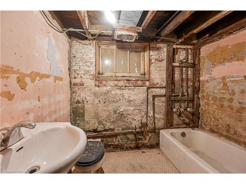 334 Cannon Street E, Hamilton, ON - Indoor Photo Showing Bathroom