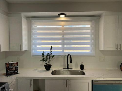 582 Chamberlain Road, Burlington, ON - Indoor Photo Showing Kitchen
